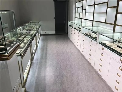 Baltas cepamās krāsas gredzena displeja vitrīna juvelierizstrādājumu skapis
